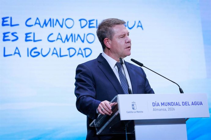 El jefe del Ejecutivo regional, Emiliano García-Page, preside, en Almansa, el acto institucional con motivo del Día Mundial del Agua, celebrado en el Teatro Regio de la localidad.