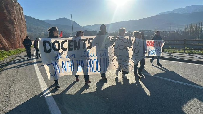 Huelga de docentes en la N-260 en La Seu d'Urgell (Lleida)