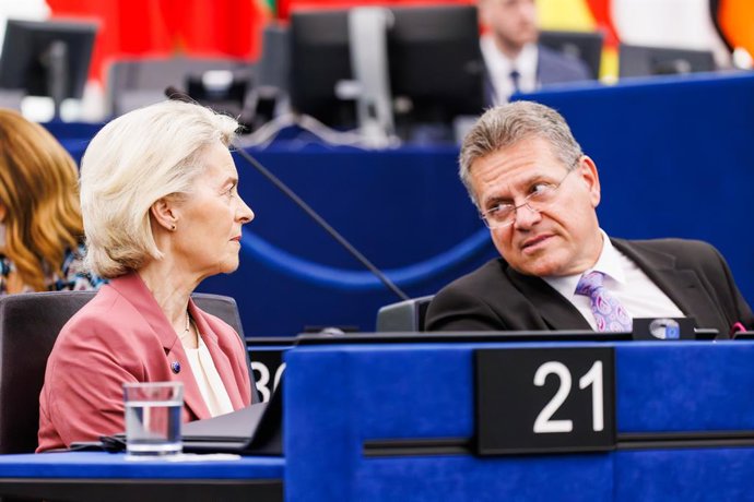 Archivo - 22 October 2025, France, Strassburg: President of the European Commission Ursula von der Leyen (L) speaks with EU Commissioner for Trade and Economic Security and EU Commissioner for Institutional Relations and Transparency Maros Sefcovic ahead 
