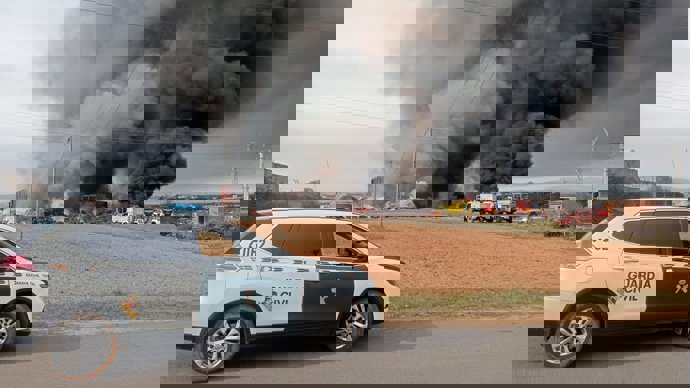 Imagen de la Guardia Civil en el incendio declarado en La Bañeza