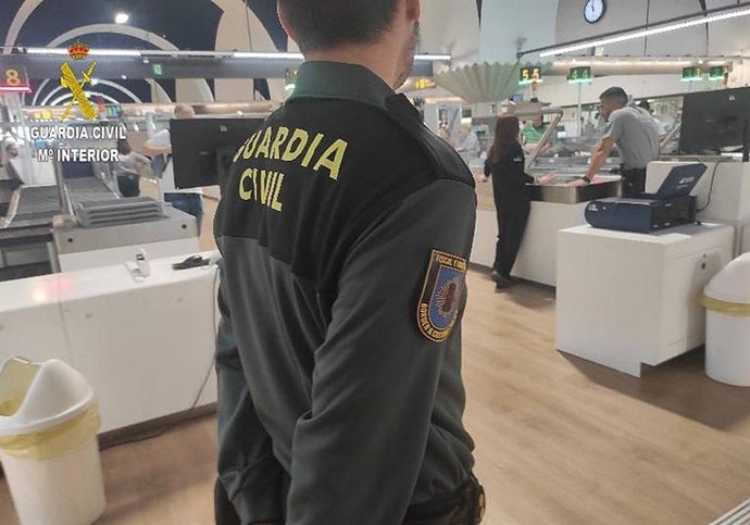 Agente de la Guardia Civil en el Aeropuerto de Sevilla