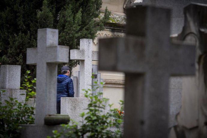Archivo - Imagen de recurso de un hombre entre las lápidas de un cementerio.