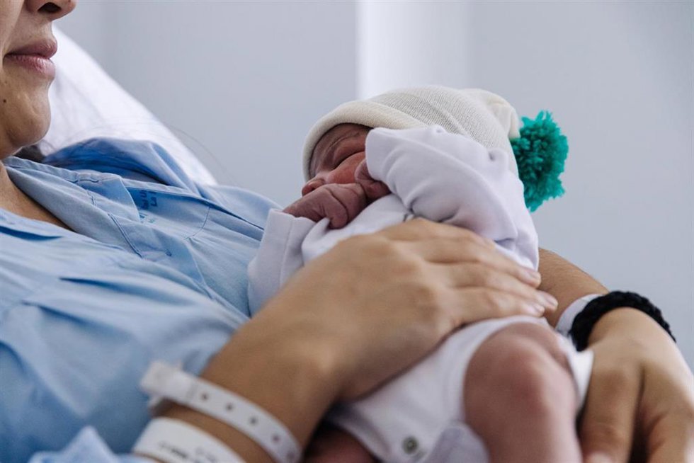 Archivo - María Liz posa con su hijo Erik, que ha sido el primer bebé nacido en 2024 en Madrid, en el Hospital Universitario La Paz, a 1 de enero de 2024, en Madrid (España).