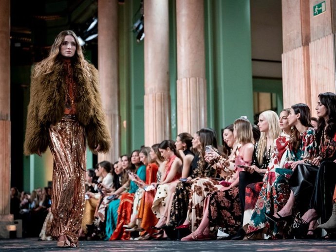 Una modelo durante el desfile de Johanna Ortiz que abre la próxima edición de la Mercedes-Benz Fashion Week Madrid, a 17 de marzo de 2026, en Madrid (España).