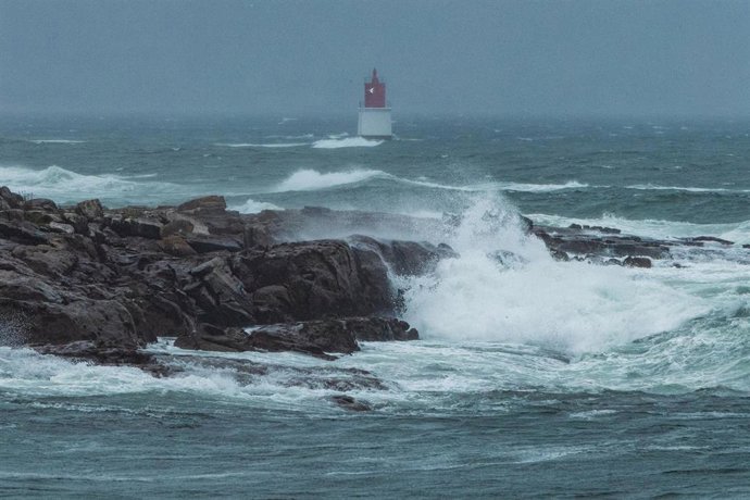 Archivo - Oleaje en la Ría de Vigo, a 17 de octubre de 2023, en Cangas, Pontevedra, Galicia (España).  
