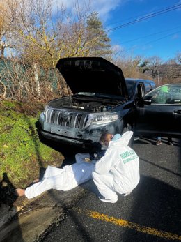 Agentes de la Guardia Civil inspeccionan uno de los vehículos robados.