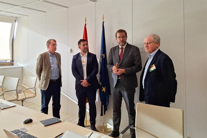 El consejero de Industria, Empleo, Innovación y Comercio, Eduardo Arasti, participa en el grupo de trabajo con representantes del Ministerio y Solvay