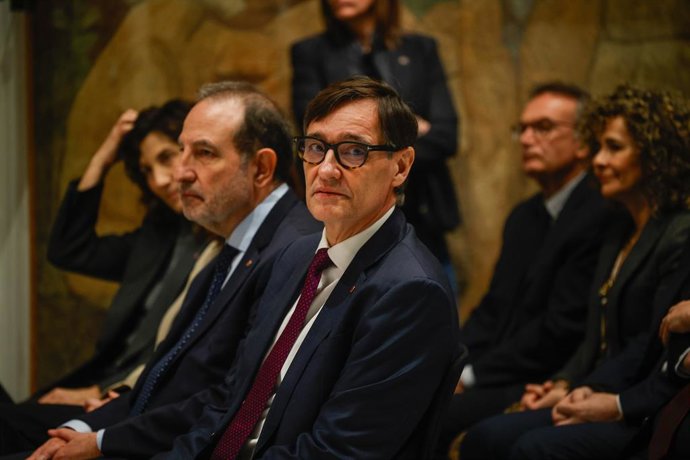 O presidente da Generalitat, Salvador Illa, durante a assinatura do acordo de cessão de moradias sociais, no Palau de la Generalitat, em 16 de fevereiro de 2026, em Barcelona, Catalunha (Espanha). O Governo da Catalunha e a Conferência Episcopal de Tarrag