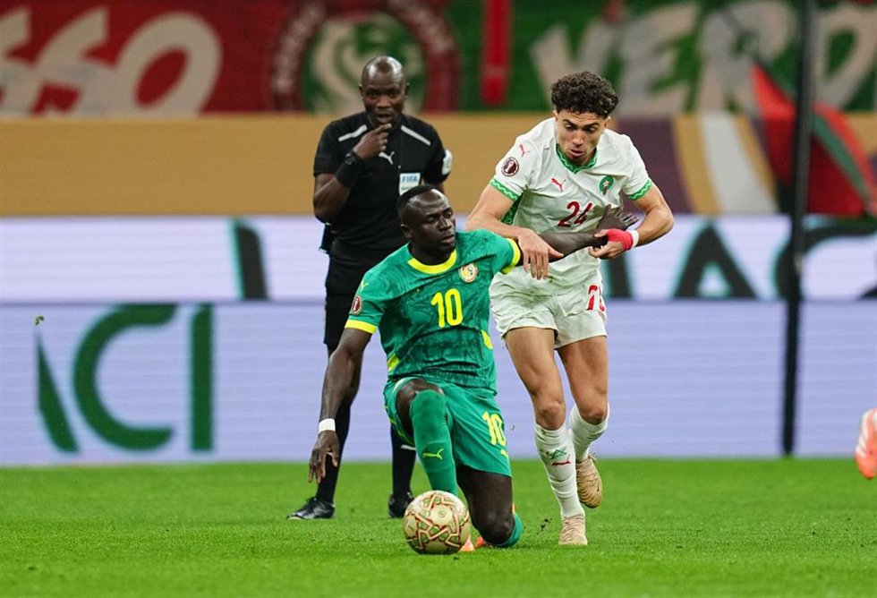 Archivo - Sadio Mané (Senegal) y Neil El Aynaoui (Marruecos) luchan por el balón durante la final de la Copa de África 2025 en el estadio Príncipe Moulay Abdellah