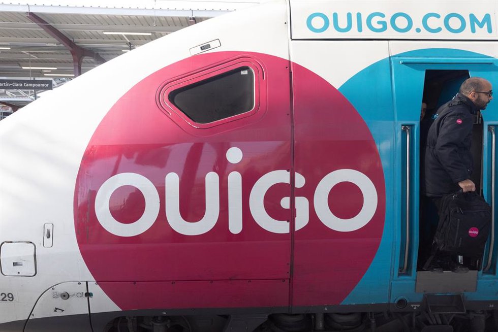 Archivo - Un tren de Ouigo en la estación de Chamartín-Clara Campoamor, a 2 de enero de 2025, en Madrid (España). R 