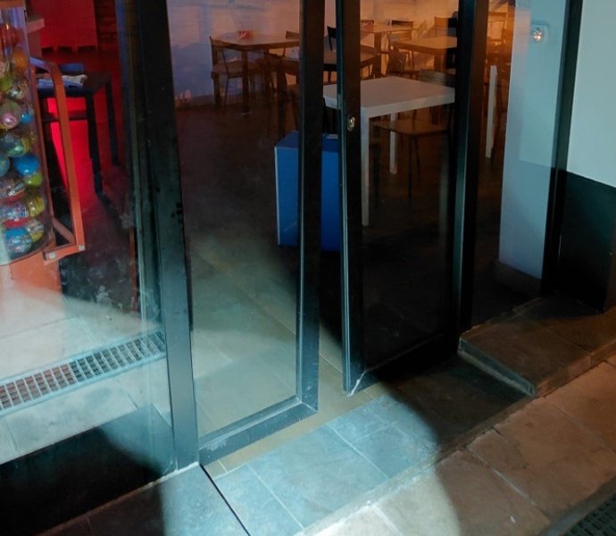 Acceso al establecimiento que ha intentado forzar el detenido.