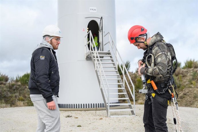 Estudiantes durante la visita técnica a un parque eólico.