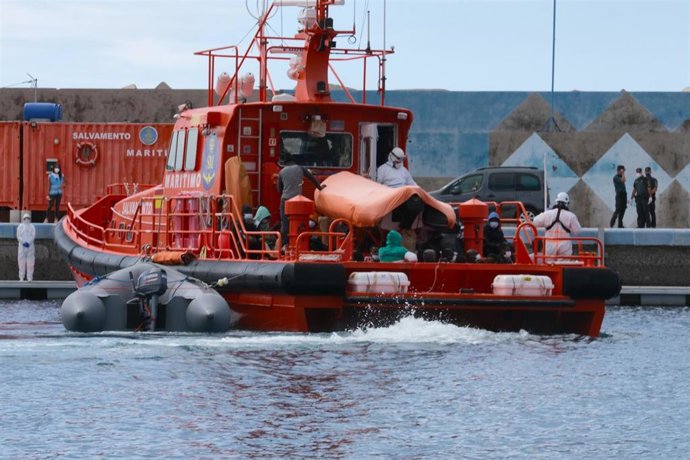 Archivo - Varias personas a su llegada en un barco tras ser rescatadas de una patera al sur de Fuerventura, a 6 de abril de 2021, en el puerto del Gran Tarajal, Fuerteventura, Canarias, (España).