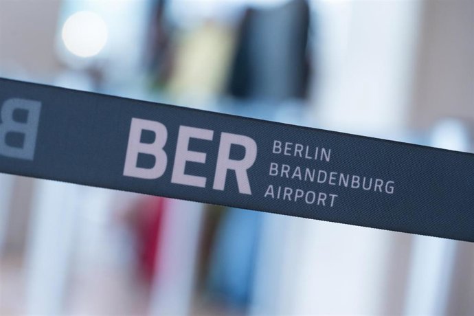 Archivo - FILED - 17 July 2025, Brandenburg, Schoenefeld: A barrier tape bearing the inscription "BER Berlin Brandenburg Airport" seen at the BER Airport terminal. Photo: Christophe Gateau/dpa