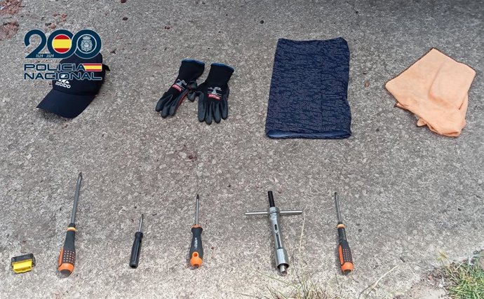 Agentes de la Policía Nacional han detenido en Paterna (Valencia) a un hombre de 34 años, miembro de un grupo criminal especializado en robos con fuerza mediante el método del alunizaje