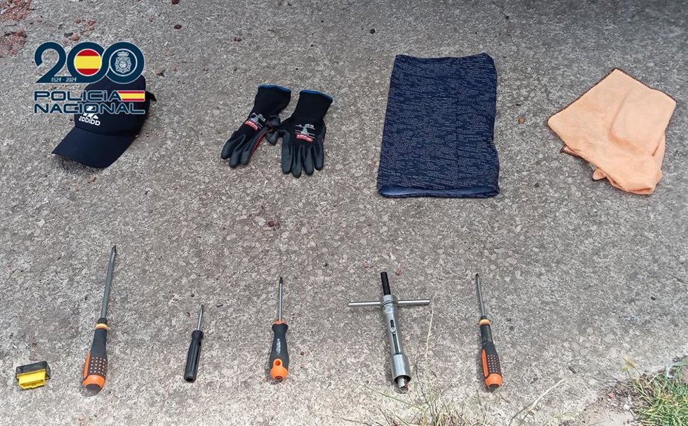 Agentes de la Policía Nacional han detenido en Paterna (Valencia) a un hombre de 34 años, miembro de un grupo criminal especializado en robos con fuerza mediante el método del alunizaje