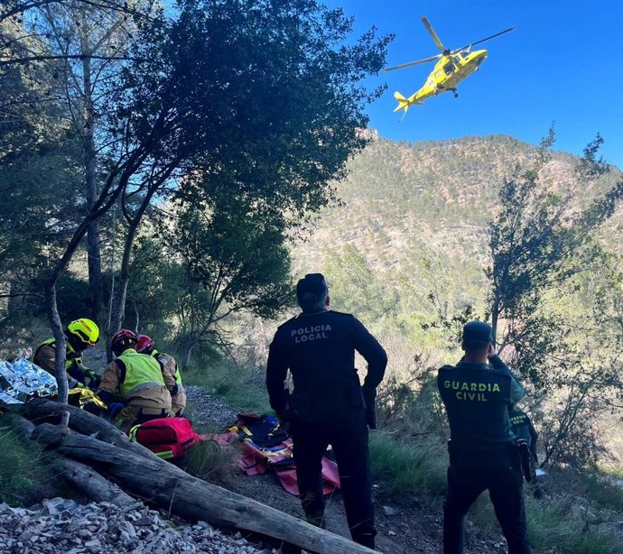 Rescatada en helicòpter una anciana en la Cova Negra de Montanejos