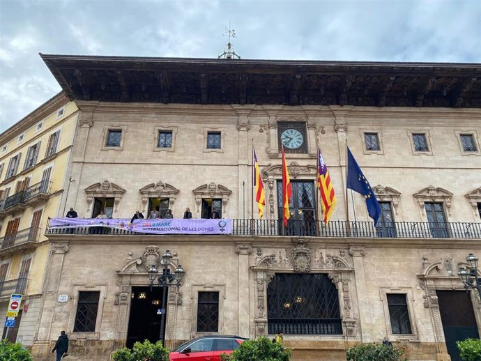 Archivo - Pancarta del 8M en la fachada del Ayuntamiento de Palma.
