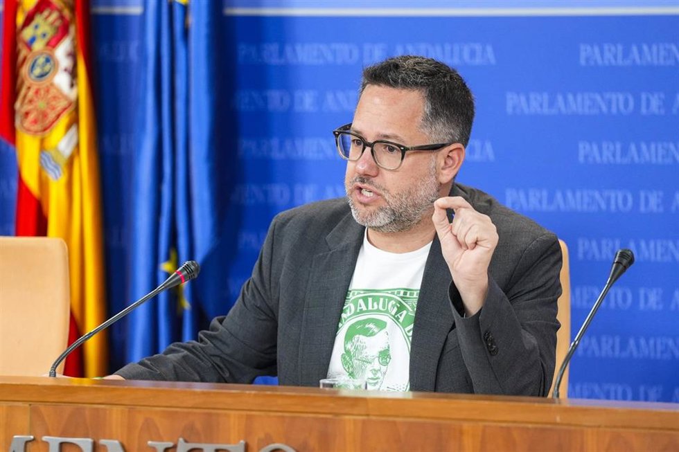El portavoz del Grupo Mixto-AdelanteAndalucía, José Ignacio García, durante la ronda de ruedas de prensa de portavoces de los grupos parlamentarios en el Parlamento de Andalucía, a 18 de marzo de 2026 en Sevilla (Andalucía, España). Los portavoces de lo