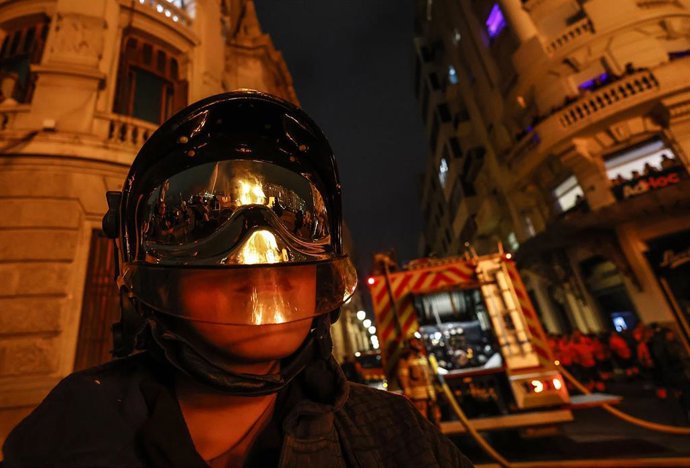 Archivo - Un bombero durante la ‘cremà' de la Falla del Ayuntamiento, a 19 de marzo de 2024, en Valencia, Comunidad Valenciana (España).