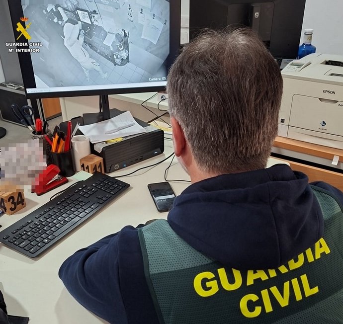 Un agente de la Guardia Civil analiza las imágenes del robo