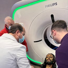 Hospital Vithas Xanit internacional realiza TAC al Cristo del Nazareno de Benalmádena para preservar patrimonio