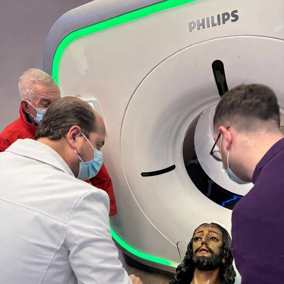 Hospital Vithas Xanit internacional realiza TAC al Cristo del Nazareno de Benalmádena para preservar patrimonio