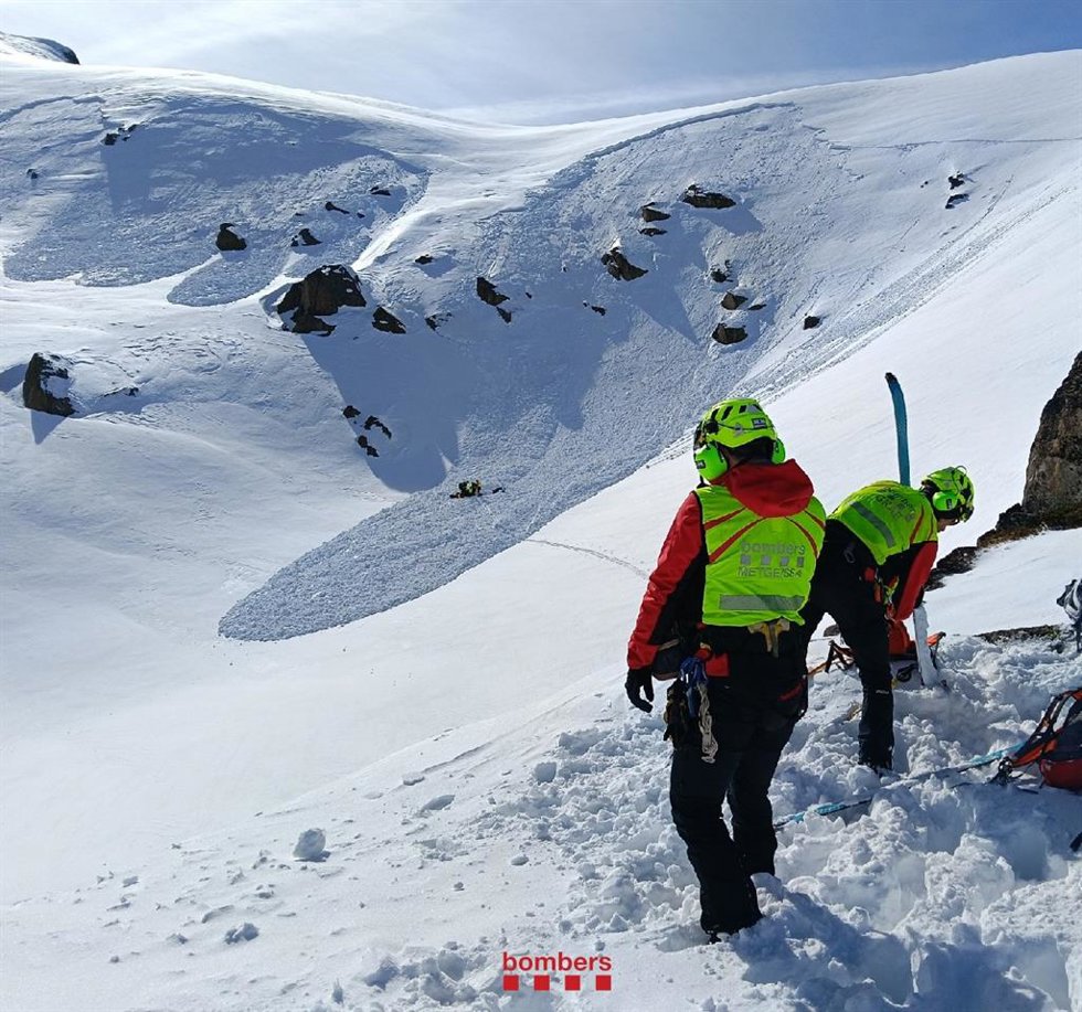Bombers de la Generalitat en el rescate de un herido atrapado por un alud