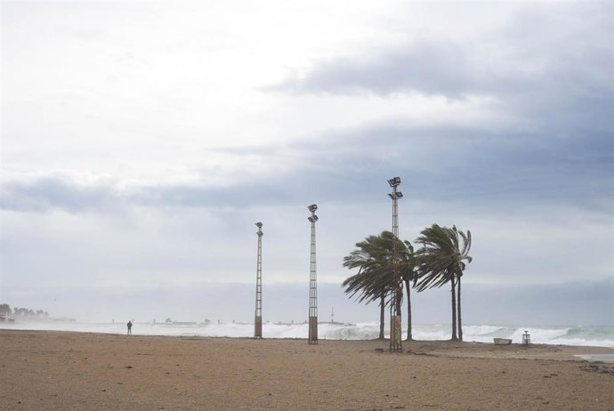 Archivo - Fuerte oleaje y viento