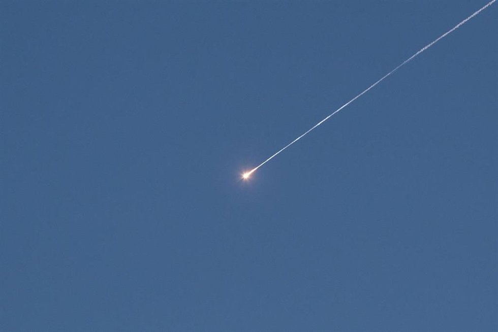 Restos de un misil caen en Israel después de que los sistemas de defensa antiaérea lanzaran misiles interceptores sobre Jerusalén. 