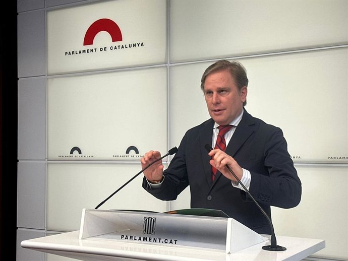 El portavoz de Vox en el Parlament, Joan Garriga, en una rueda de prensa