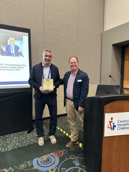 Celestino Rodríguez, a la izquierda, recoge el premio.