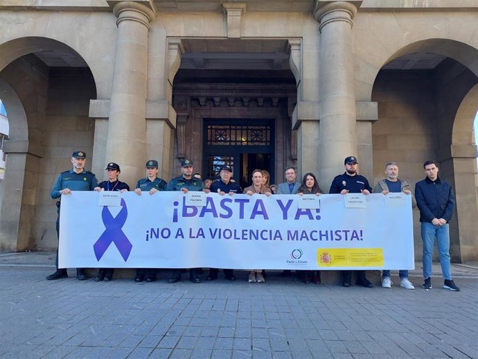 Concentración de la Delegación del Gobierno de Navarra como muestra de "condena" ante los últimos feminicidios por violencia de género