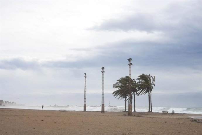Archivo - Imagen de la costa de Almería capital presentando fuerte oleaje y viento debido al paso de la borrasca 'Kristin'. A 28 de enero de 2026, en Almería (Andalucía, España).