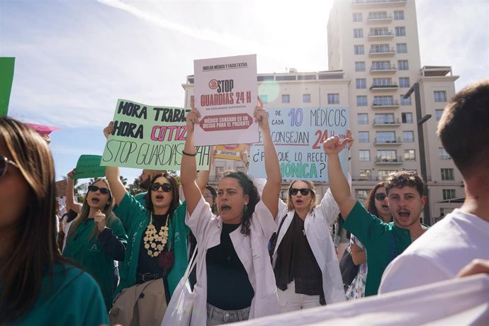 Manifestación convocada por el Sindicato Médico Andaluz con motivo de la tercera jornada consecutiva de huelga contra el estatuto marco aprobado por el Ministerio de Sanidad.  