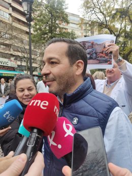 El portavoz del Grupo Parlamentario de Vox en la Asamblea de Extremadura, Óscar Fernández, atiende a los medios en Cáceres