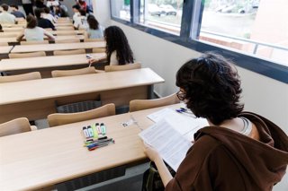 Archivo - Alumnos durante un examen