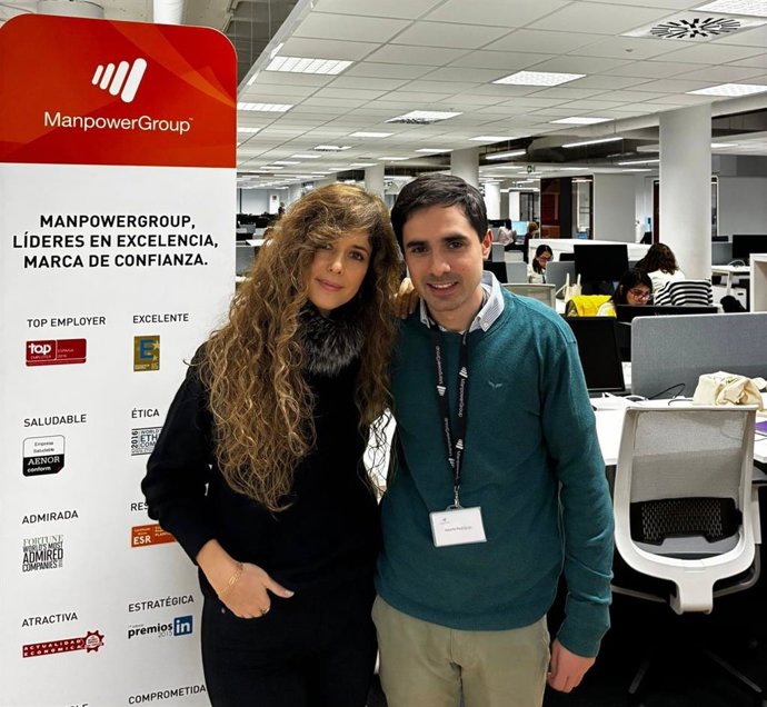 Alberto Rodríguez y su tutora, Yusenka Sordo, representantes de Fundación A LA PAR.