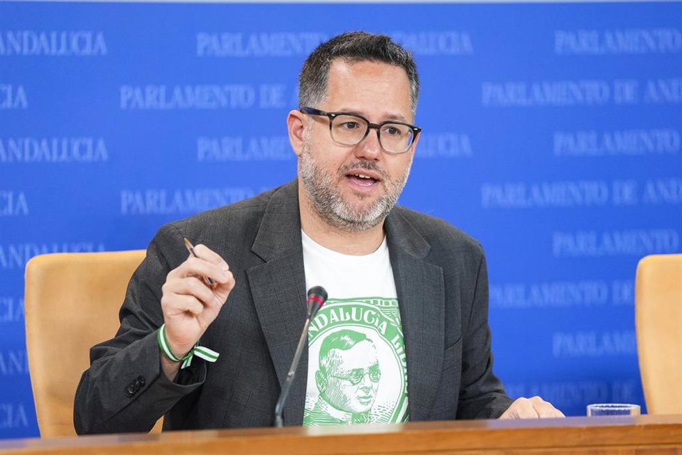 El portavoz del Grupo Mixto-AdelanteAndalucía, José Ignacio García, durante la ronda de ruedas de prensa de portavoces de los grupos parlamentarios en el Parlamento de Andalucía, a 18 de marzo de 2026 en Sevilla (Andalucía, España). Los portavoces de lo