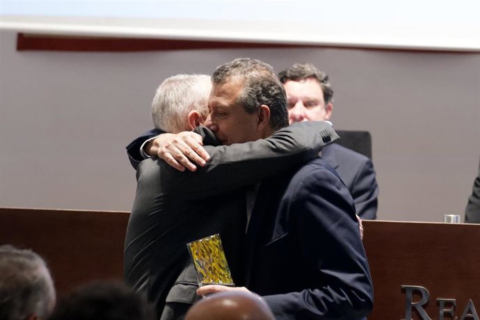 El presidente de la Diputación de Sevilla, Javier Fernández,  durante la entrega de un premio en el acto institucional por los 40 años de ASA Andalucía.  