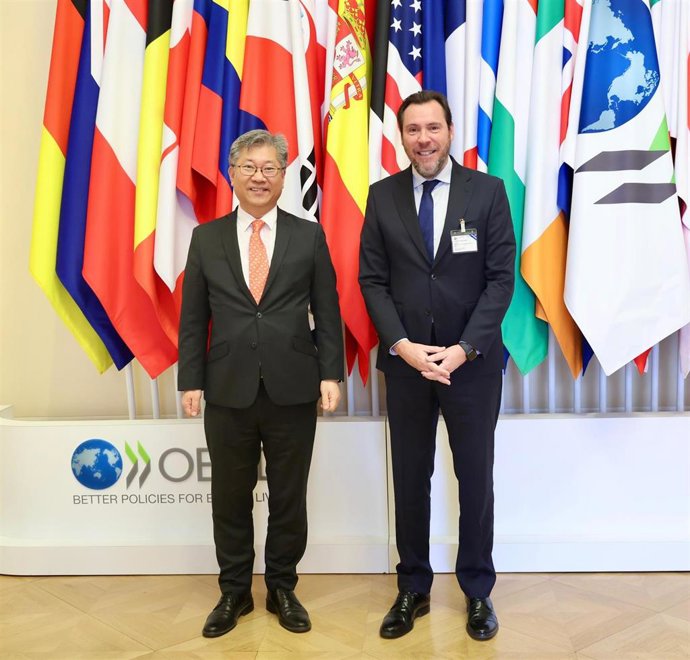 El ministro de Transportes y Movilidad Sostenible, Óscar Puente, con el secretario general del Foro Internacional de Transporte (ITF), Young Tae Kim