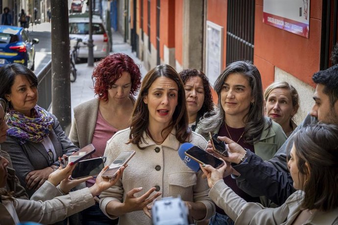 Archivo - Imagen de recurso de la portavoz de Más Madrid en el Ayuntamiento, Rita Maestre, y su homóloga en la Asamblea, Manuela Bergerot, atendiendo a los medios de comunicación.