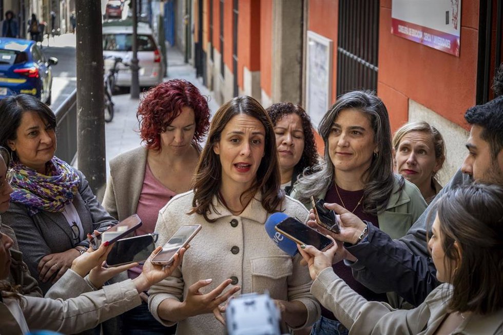Archivo - Imagen de recurso de la portavoz de Más Madrid en el Ayuntamiento, Rita Maestre, y su homóloga en la Asamblea, Manuela Bergerot, atendiendo a los medios de comunicación.
