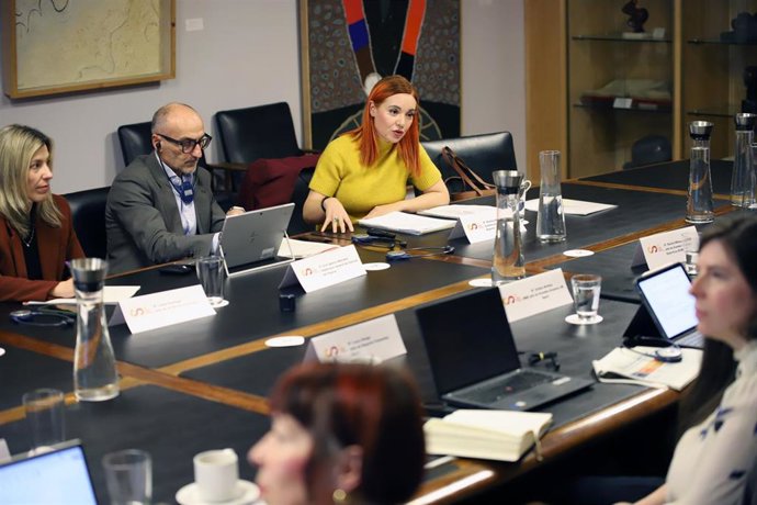 Bárbara Butragueño, subdirectora general de Mujer y Deporte del CSD,  habla durante la reunión con representantes del Gobierno de Reino Unido