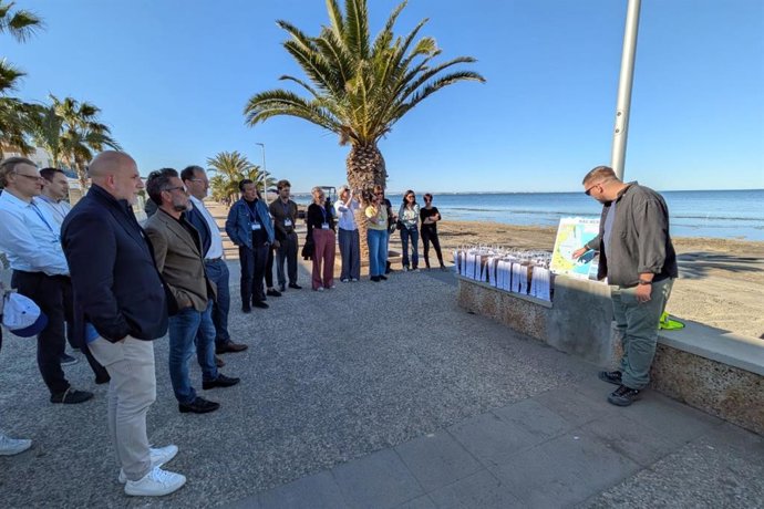 Representantes de países europeos visitan la costa de Cartagena para estudiar su labor de conservación