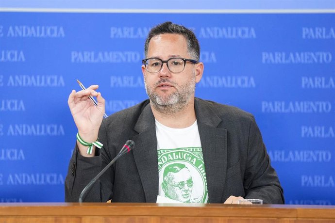 El portavoz del Grupo Mixto-AdelanteAndalucía, José Ignacio García, durante la ronda de ruedas de prensa de portavoces de los grupos parlamentarios en el Parlamento de Andalucía, a 18 de marzo de 2026 en Sevilla (Andalucía, España). Los portavoces de los 