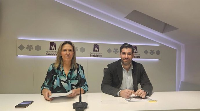 La alcaldesa de Guadalajara, Ana Guarinos, y el concejal de Medio Ambiente y Zona de Bajas Emisiones, José Luis Alguacil.