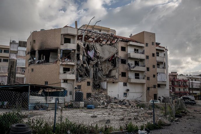 17 de março de 2026, Tiro, Líbano: Um prédio danificado nas proximidades do Hospital Jabal Amel. Mais de 880 pessoas morreram desde que a guerra total recomeçou entre Israel e o Hezbollah, em 2 de março, segundo o Ministério da Saúde libanês.