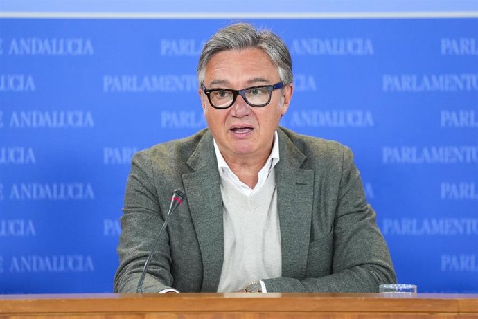 El portavoz del Grupo Parlamentario Vox, Manuel Gavira, durante la ronda de ruedas de prensa de portavoces de los grupos parlamentarios en el Parlamento de Andalucía, a 18 de marzo de 2026 en Sevilla (Andalucía, España). Los portavoces de los grupos parla