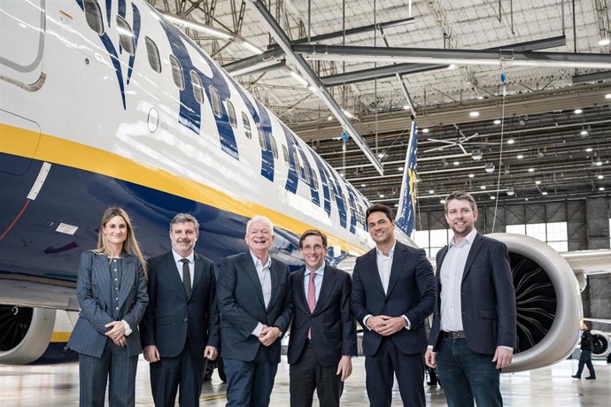El alcalde de Madrid, José Luis Martínez-Almeida, y el CEO de Ryanair DAC, Eddie Wilson, durante la inauguración del nuevo hangar de mantenimiento de Ryanair, en la Zona industrial de Barajas, a 18 de marzo de 2026, en Madrid (España).